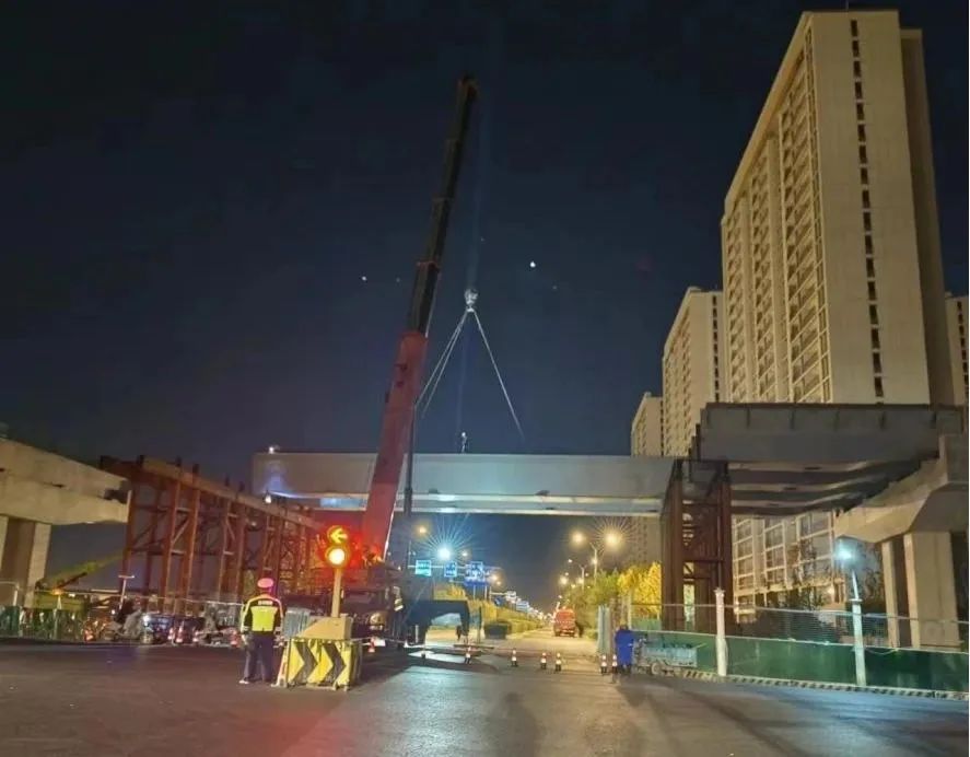 鹽城先鋒島項目西環路高架全部鋼組合梁吊裝圓滿完成