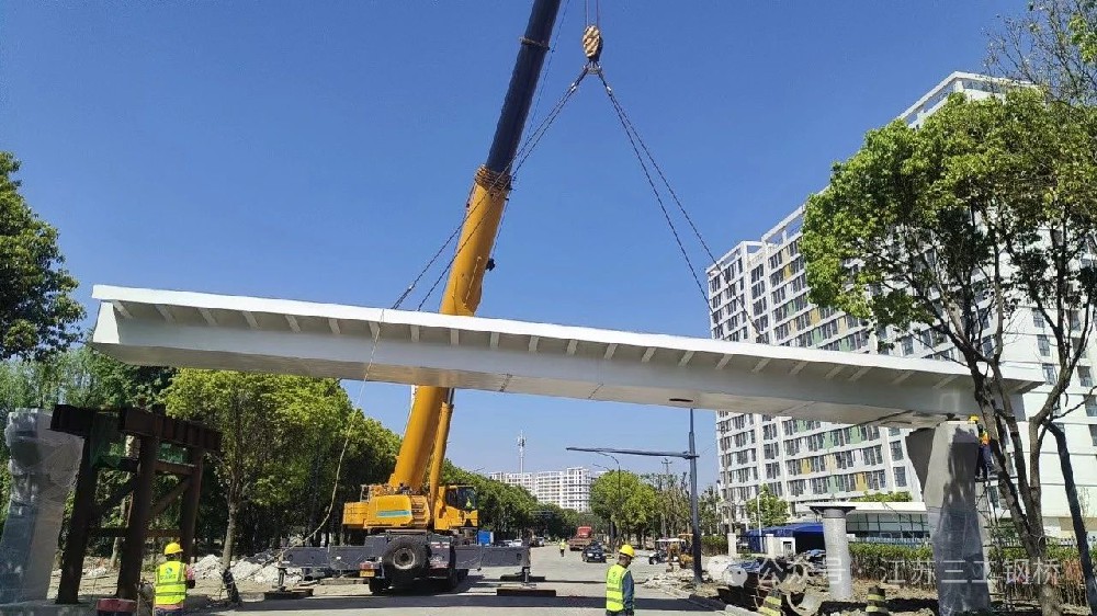 昆山巴城梧桐創新谷道路景觀提升工程（人行天橋）順利完成吊裝